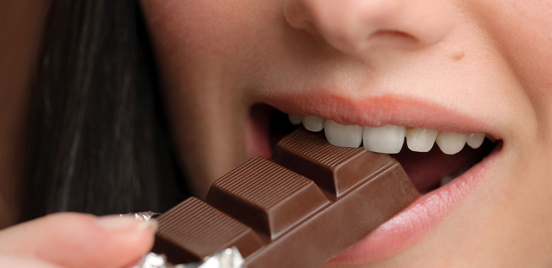donna che mangia cioccolato